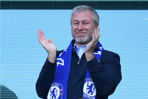 BEN STANSALL Roman Abramovich applauds, as players celebrate their league title win at the end of the Premier League football match between Chelsea and Sunderland at Stamford Bridge in London on May 21, 2017