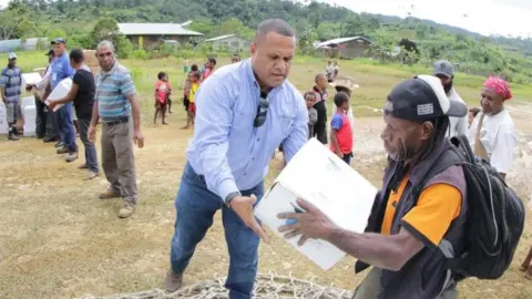 Oil Search via AFP Oil Search staff help distribute supplies in PNG (5 Mar 2018)