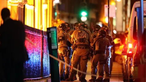 Getty Images Counter-terrorism special forces officers at the scene in London Bridge