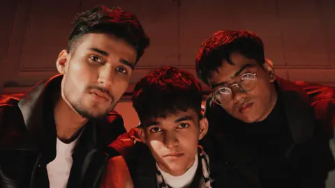 Agent HAQ A picture of the Aur bandmates