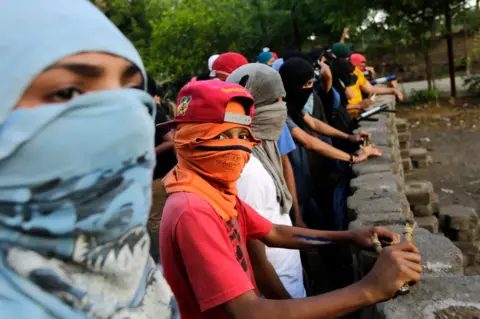 Getty Images Demonstrators set up a barricade while resuming protests after peace talks between the government and opposition collapsed, in Leon, some 100km from Managua on May 24, 2018.