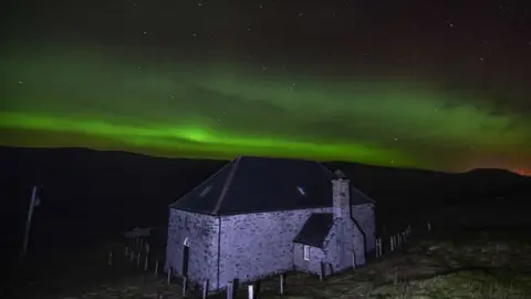 Kev Bryant Northern lights over Brettabister
