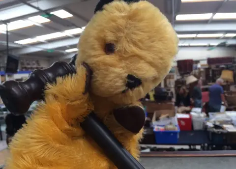 Hansons Auctioneers Sooty with gavel