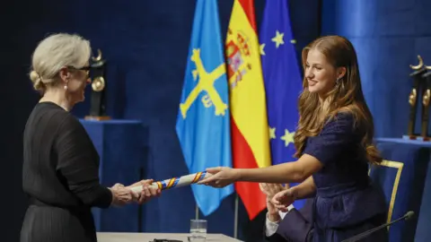 EPA US actor Meryl Streep (L) receives the Princess of Asturias for the Arts from Spain's Princess Leonor (R) during the 2023 Princess of Asturias Awards ceremony at Teatro Campoamor in Oviedo, northern Spain, 20 October 2023.