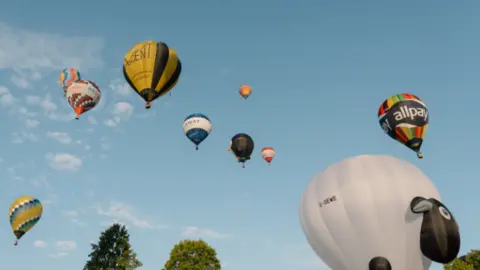 Longleat/Tom Anders Hot air balloons in the sky