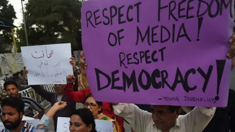 Getty Images Pakistani journalists and civil society activists demonstrate in Karachi (28 October 2017)