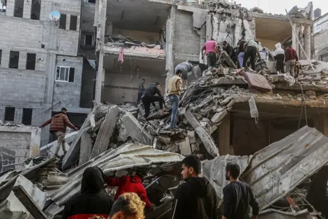 Getty Images Residents and personnel conduct search and rescue works continue in the rubble of the destroyed building after the end of the week-long 'humanitarian pause' in Rafah, Gaza on December 01, 2023