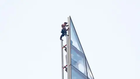 Lucas Cannon Man climbs The Shard in London