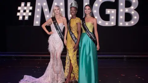 Kev Wise Dee-Ann Kentish-Rogers (centre) and the two Miss Universe runners-up