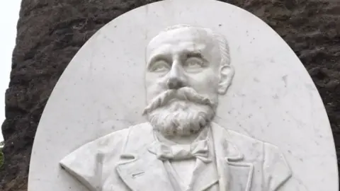 LDRS Plaque showing a bust of Zachariah Pearson