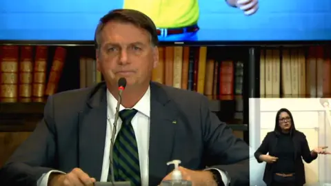 Reprodução Bolsonaro durante live