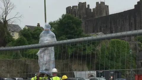 Statue being lowered onto plinth