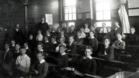 René Weis Kensington Avenue School pre-1914; Edith's brother Bill Graydon is 2nd from right in third row; Freddy Bywaters is 4th from right in 4th row
