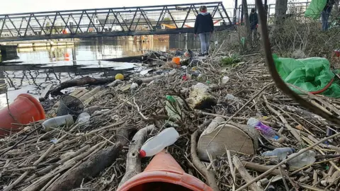 Cardiff Rivers Group The rubbish in Cardiff Bay