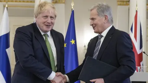 NASA Prime Minister Boris Johnson (L) and Finland"s President Sauli Niinisto