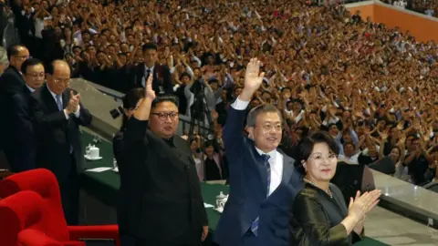 AFP/Pyongyang Press Corps Kim Jong-un and Moon Jae-in at the performance in Pyongyang