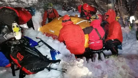 Bergrettung Gröbming Skier brought out after five hours