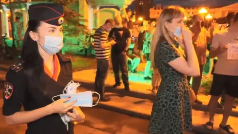 This police officer was handing out face masks as protesters chanted "Thank you police"