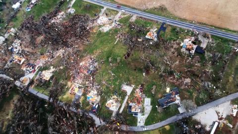 Tornadoes Kill Three Across US Midwest - BBC News