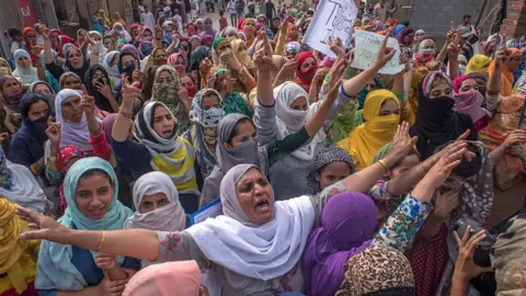 Getty Images Kashmir Muslim women protesters during a India protest in Srinagar in 2019.