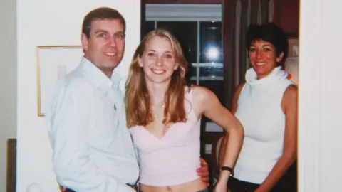 Virginia Roberts Prince Andrew, Virginia Roberts and Ghislaine Maxwell in 2001