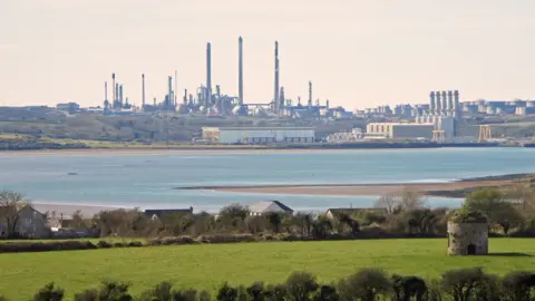 Geograph/Dylan Moore Valero oil refinery