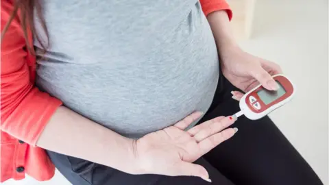 Parinya Binsuk / EyeEm pregnant mum checks insulin levels