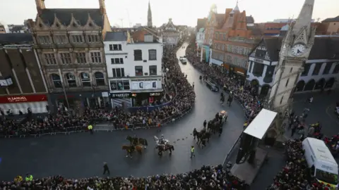 Getty Images The coffin containing the remains of King Richard III carried through Leicester