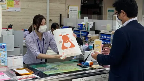 奈良しかできない鹿と環境を守るプロジェクト Photo of the local Nara bank using the bag