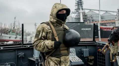Getty Images A Ukrainian soldier mans the machine-gun of a vessel on the Azov Sea on November 28, 2018 in Mariupol, Ukraine