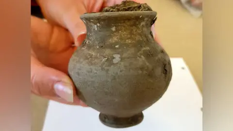 HS2 Roman jar, Fleet Marston