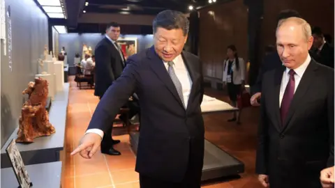 Getty Images President Xi Jinping and Russian President Vladimir Putin at a gallery
