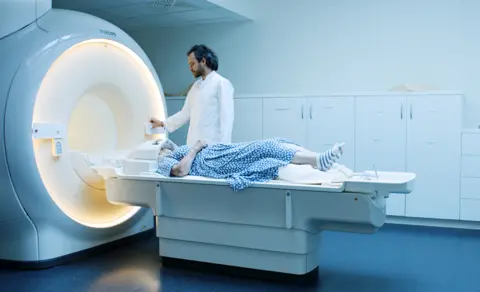 CORSO Film Carlotta having an MRI scan