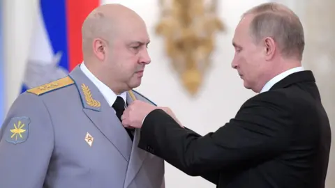 ALEXEI DRUZHININ / SPUTNIK / KRE President Putin with General Sergei Surovikin