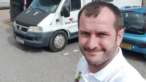 Nick Hardman Nick Hardman and his caravan