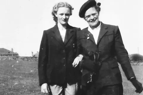 Family photograph Ileene and her niece