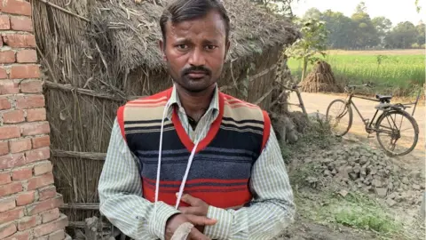 Nitin Srivastava/BBC Shiv Pujan, a paddy farmer in Uttar Pradesh