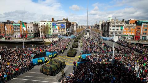 Easter Rising: Centenary parade takes place in Dublin - BBC News