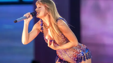 SARAH YENESEL/EPA-EFE/REX/Shutterstock Taylor Swift