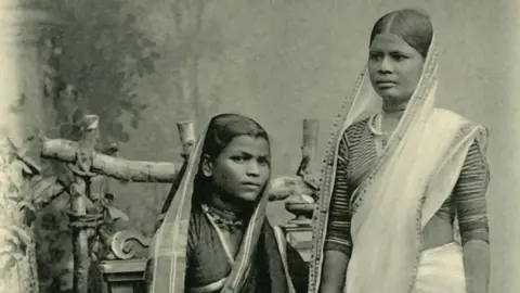 The Print Collector/Getty Images Posed shot of the ayahs at a photography studio
