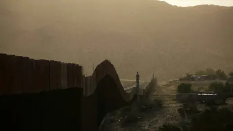 Reuters A general view shows a newly built section of the U.S.-Mexico border fence at Sunland Park, U.S.