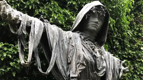 @gettinguptostuff instagram A sculpture of a woman