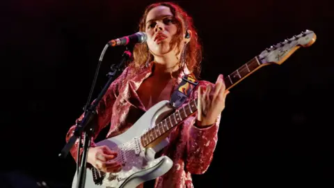 Burak Cingi Nilüfer Yanya