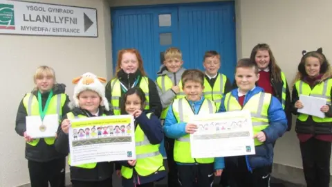 Ysgol Llanllfni Children have been distributing handmade signs across the neighbourhood