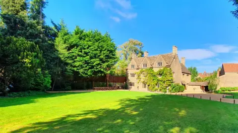Thomas Flight/AirBnB Stonnwall Manor