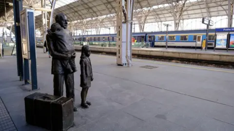 Getty Images A statue of Sir Nicholas Winton and two children at Prague Central Station