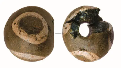 Cambridge Archaeological Unit Bronze Age glass bead