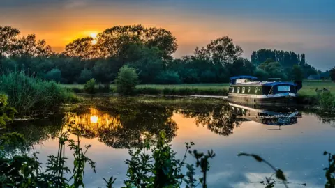 Anthony Morris The longest day of the year at Pinkhill on the Thames, Farmoor