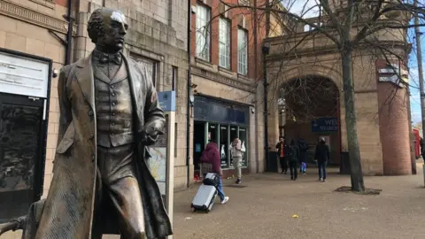 Parcel yard building