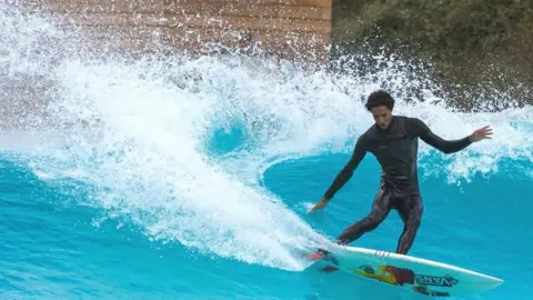 Wavegarden  Wavegarden surfer